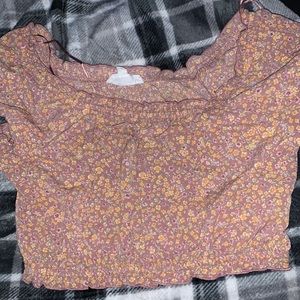 Adorable, cropped flower print top. Hasn’t been worn.